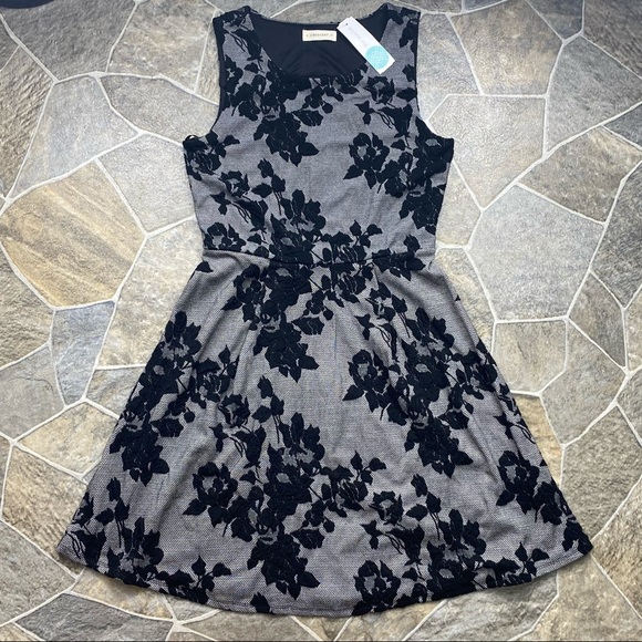 Crescent Leanne Textured Floral Knit Dress - Picture 7 of 10